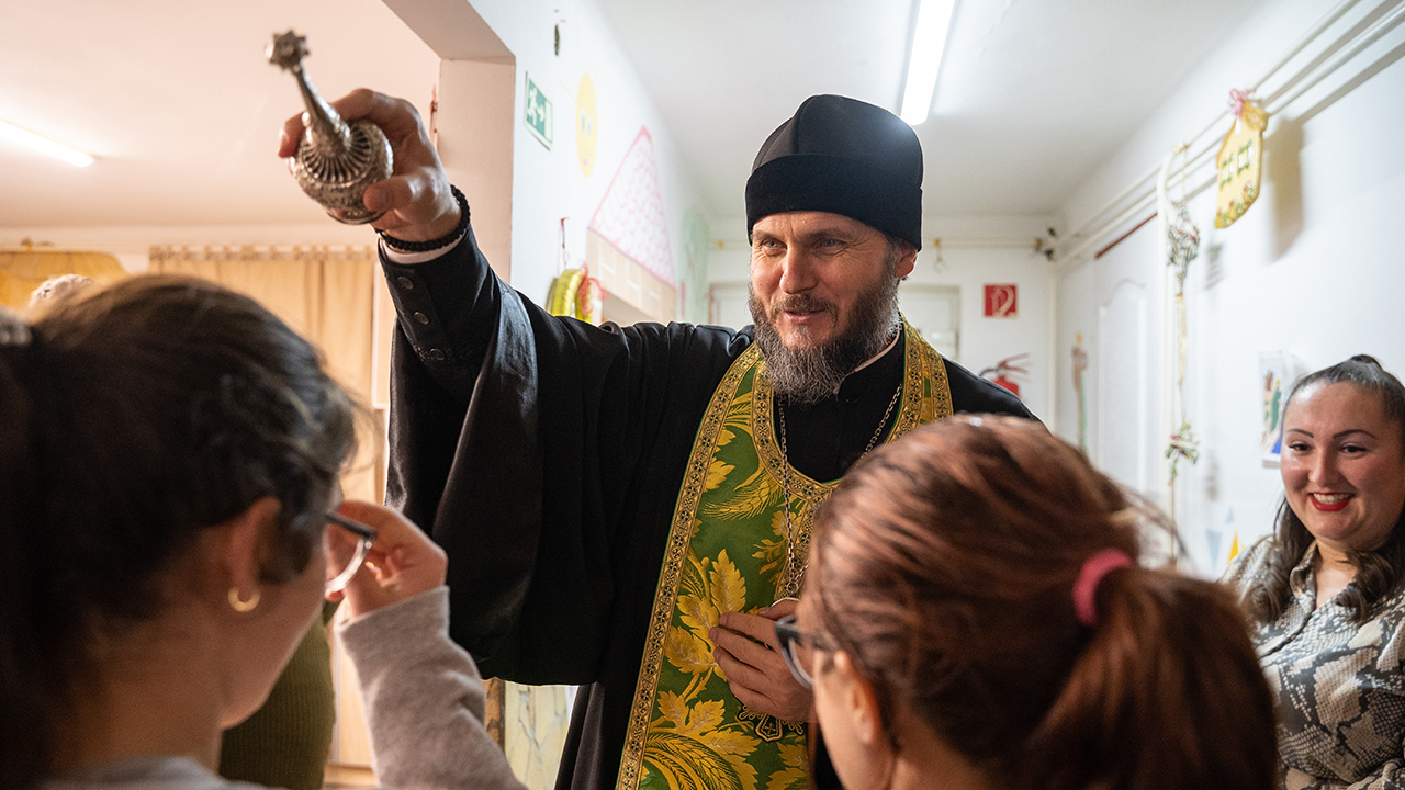 Lakásotthonokat szentelt Ábel püspök atya – Nyírszőlős, Balkány