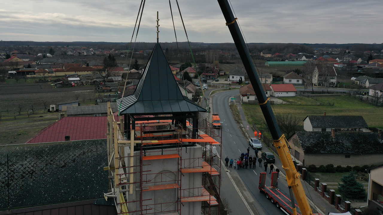 Felhelyezték a nyírbogáti templom tornyára a toronysisakot