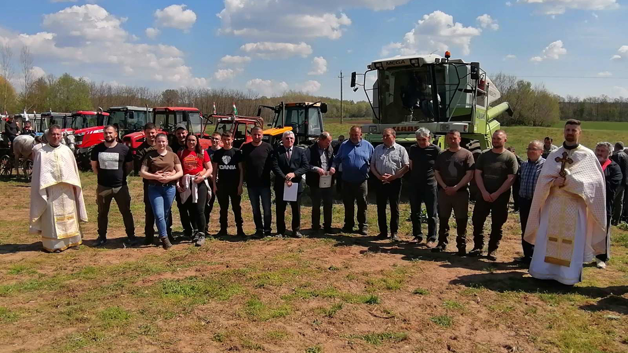 Földi munkások, égi áldást kértek – mezőgazdasági munkagépeket áldottak meg Nyírlugos és Bátorliget településeken