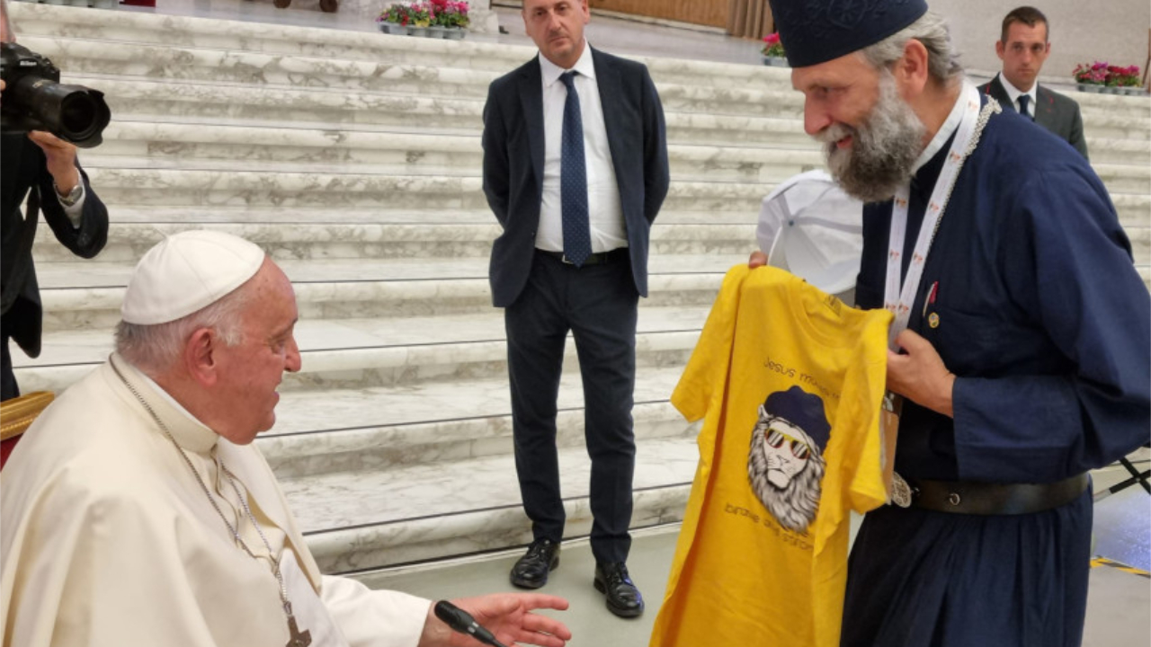 Apostoli baseball-sapkát és pólókat kapott Fülöp atyától a pápa
