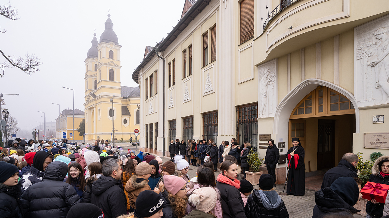 Gyermekek kántáltak a főpásztornak Nyíregyházán