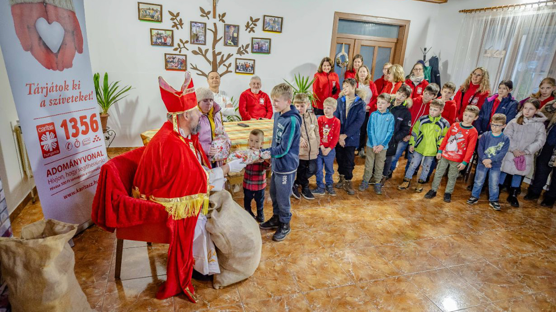 A Mikulással együtt érkezett a Karitász Orvosmissziója a ráti gyermekotthonba