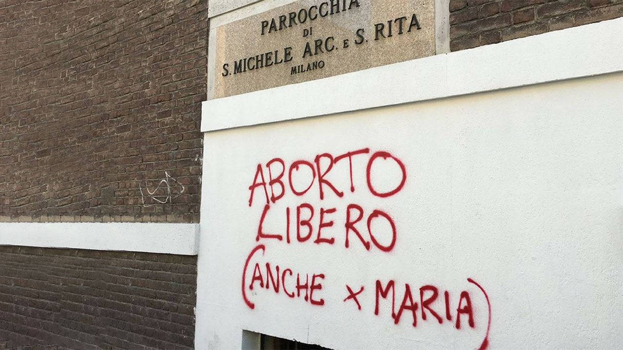 Abortuszpárti provokáció egy milánói plébánián – a lelkipásztor váratlan válasza